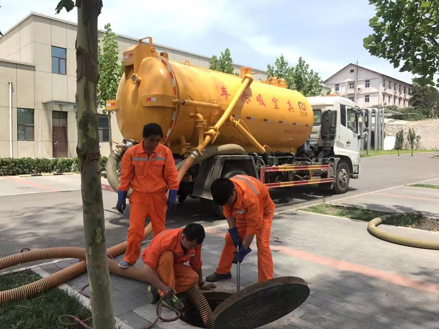 睢县管道疏通车停在窨井附近